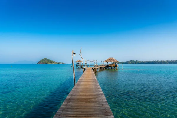 Houten bar in zee en hut met heldere hemel in Koh Mak in Trat, tha — Stockfoto