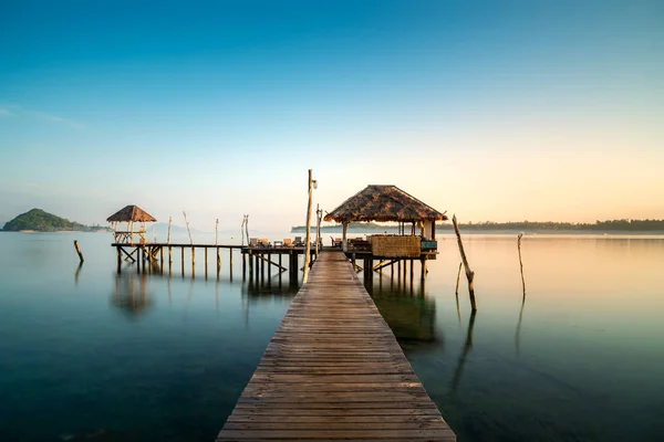 Bar de madera en el mar y cabaña con cielo claro amanecer en Koh Mak en T — Foto de Stock