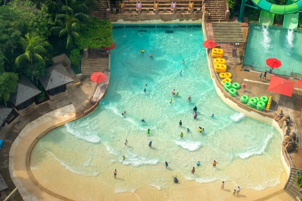 Blick von oben auf Wasserpark mit vielen Reisenden haben Spaß Schwimmbad — Stockfoto