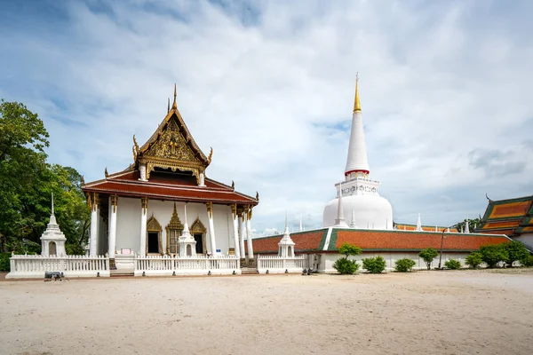 Wat Phra Mahathat Woramahawihan com céu agradável em Nakhon Si Thamm — Fotografia de Stock