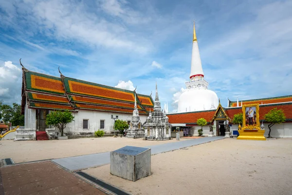 Wat Phra Mahathat Woramahawihan con bel cielo a Nakhon Si Thamm — Foto Stock