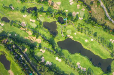P ile güzel golf sahası havadan panoramik görünümü drone çekim