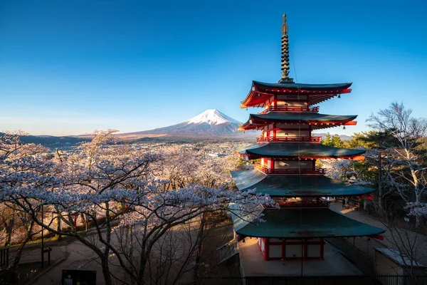 Фудзійосіда, Японія в пагоди Чурето і Mt. Fuji навесні — стокове фото