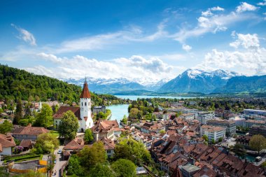 Alpler ve Thune ile Bern kantonunda Thun şehir Panoraması