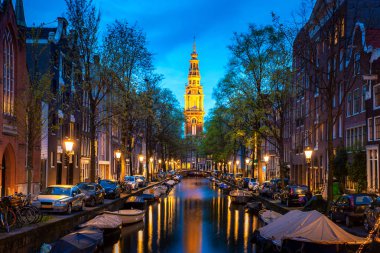 Amsterdam Hollanda kanalları gece. Amsterdam ca'dır