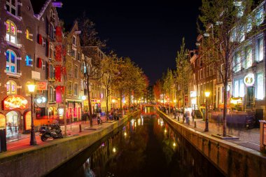 Kırmızı Fener Sokağı gece Amsterdam, Hollanda. Gece hayatı