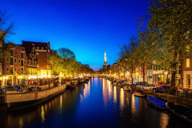 Amsterdam Hollanda kanalları gece. Amsterdam ca'dır