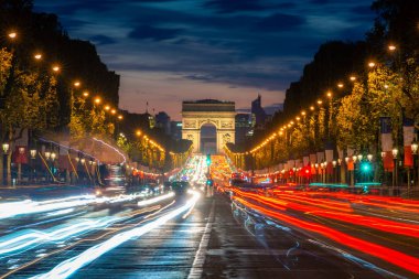 Etkileyici Arc Gece scence aydınlatmalar trafik caddesi 