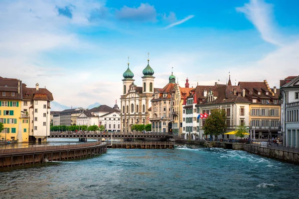 Bellissimo centro storico di Lucerna con edifici famosi — Foto Stock