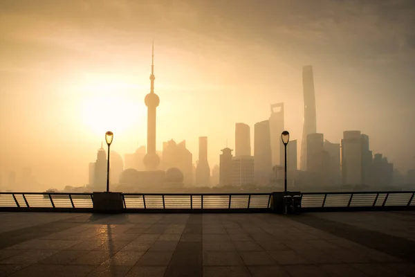 Shanghai paisagem urbana skyline em moring em luajiazui finanças e bu — Fotografia de Stock