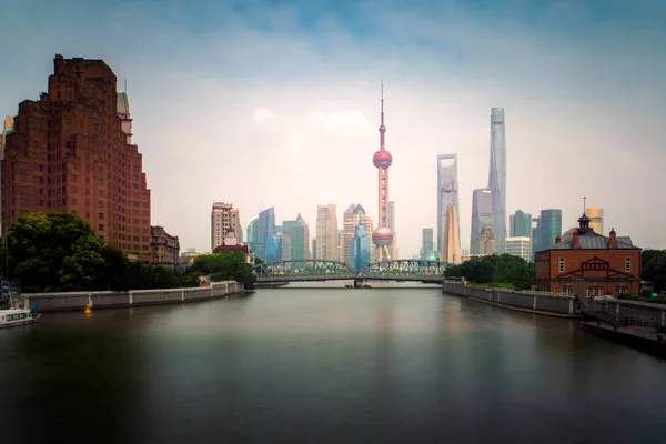 Shanghai lujiazui finance and business District trade zone skyli — Stockfoto