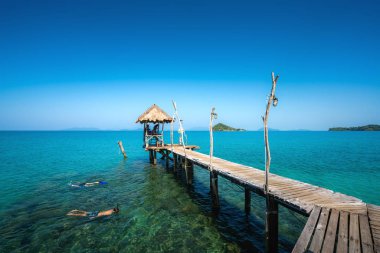 Turistler şnorkel kristal turkuaz su tropikal resort yakınlarındaki