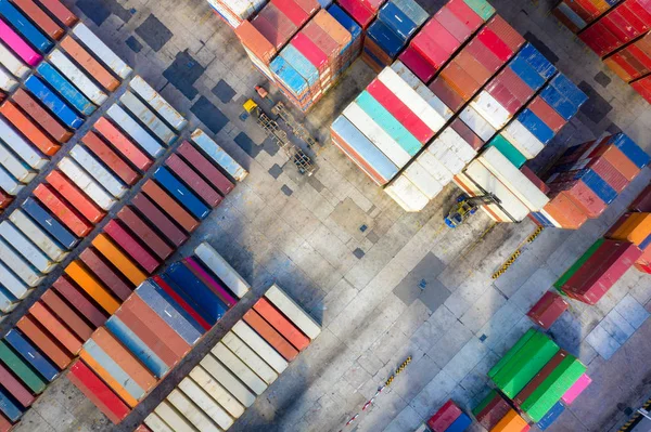 Container fartyg i export-och import branschen och logistik. Fartyg — Stockfoto