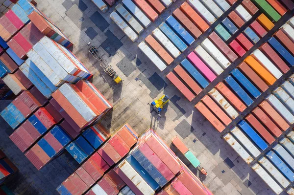 Container fartyg i export-och import branschen och logistik. Fartyg — Stockfoto