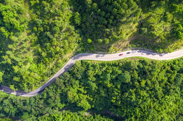Vista aérea da estrada rural que passa pelo rai tropical — Fotografia de Stock