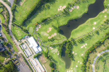 Şehirde Golf Sahası ve evlerin havadan panoramik görünümü.