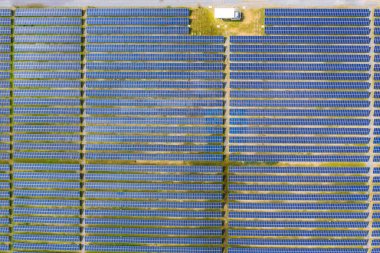 Güneşten temiz yenilenebilir enerji üreten güneş enerjisi çiftliği 