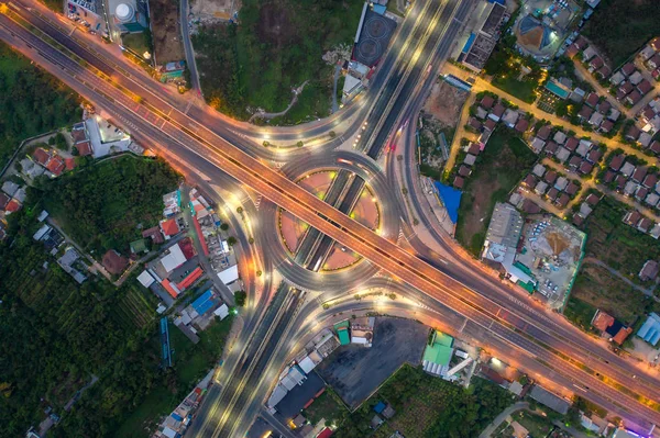 Luchtfoto van de knooppunten van de snelweg bovenaanzicht van Urban City, Bangkok — Stockfoto