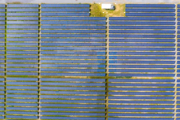 Solarenergiepark produziert saubere erneuerbare Energie aus der Sonne — Stockfoto