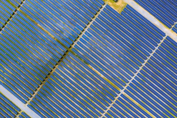 Fazenda de energia solar produzindo energia renovável limpa a partir do sol — Fotografia de Stock