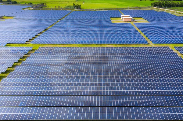 Aurinkoenergiatila, joka tuottaa puhdasta uusiutuvaa energiaa auringosta — kuvapankkivalokuva
