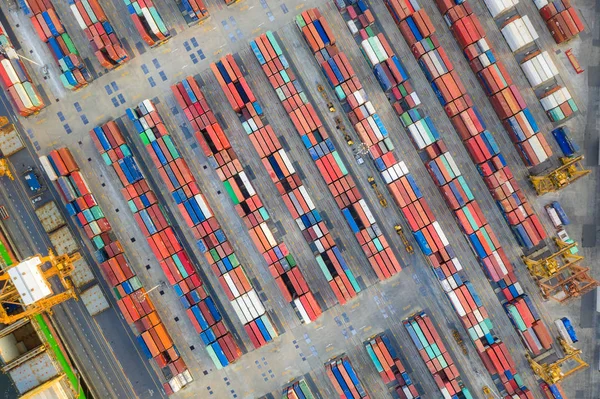Контейнерне судно в експортно імпортній бізнес логістиці та трансі — стокове фото