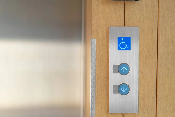 Кнопки ліфта з кодами Брайля та знаками перешкод. Дозволити підпис — стокове фото