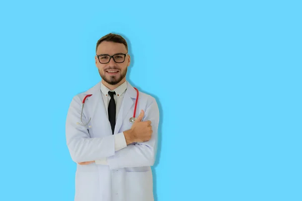 Pozitivní praktický lékař pózující s modrým BAC — Stock fotografie