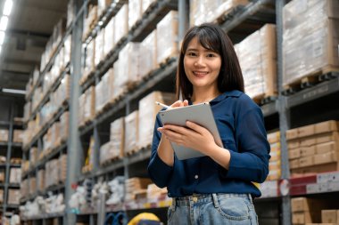 Genç asyalı kadın denetçi veya stajyer personel iş arıyor ve c