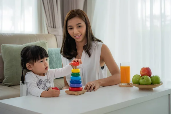 Asiatico bambino ragazza con madre giocare con colorato legno blocco d — Foto Stock