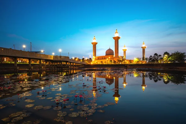 Morgonhimlen sunrise av Masjid Bukit Jelutong i Shah Alam nära K — Stockfoto