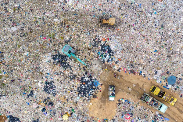 Müllberg oder Mülldeponie, Müllwagen aus der Luft — Stockfoto