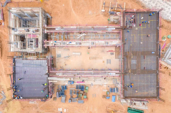 Вид с воздуха на здание группы строителей в строительстве — стоковое фото