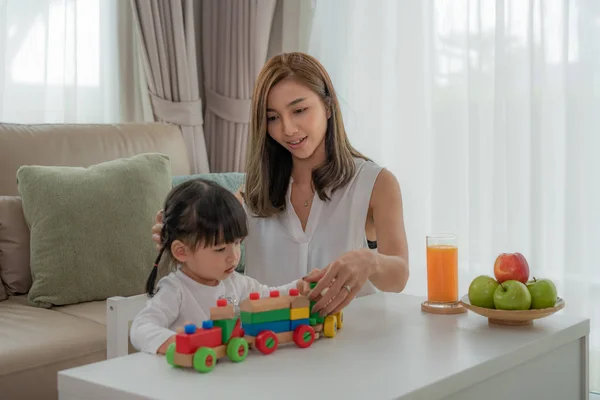 Asiatico bambino ragazza con madre giocare con colorato blocco di legno t — Foto Stock