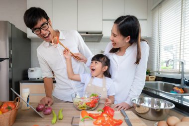 Asyalı kızları babası ve annesi standı için salata besleme