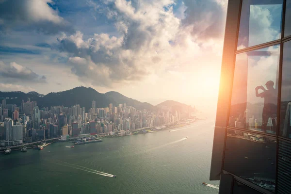 Turisté, kteří si užívají hongkongské městské výhledy z nebe 100 observat — Stock fotografie