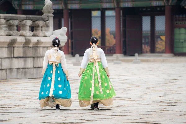 Dos mujeres coreanas usan el vestido tradicional de Hanbok Korea para visitar a Gy —  Fotos de Stock