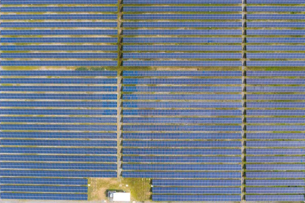 Ferme d'énergie solaire produisant de l'énergie renouvelable propre à partir du soleil — Photo