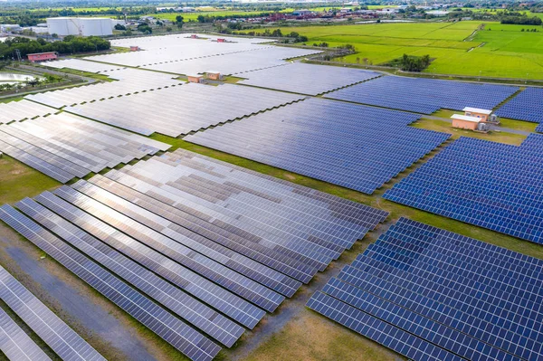 Granja de energía solar que produce energía renovable limpia a partir del sol —  Fotos de Stock