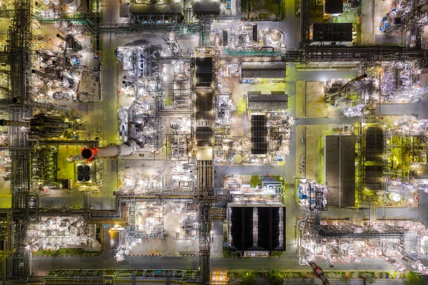Luchtfoto van de olie-en gasindustrie-raffinaderij bij schemering met — Stockfoto