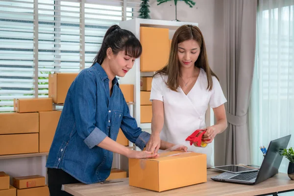 Dois Asiático adolescente proprietário mulher de negócios trabalhar em casa para online — Fotografia de Stock