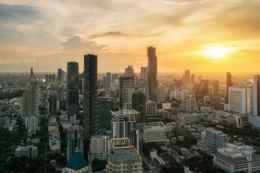 Bangkok, Tayland şehir merkezinde gün batımında ufuk çizgisi manzarası