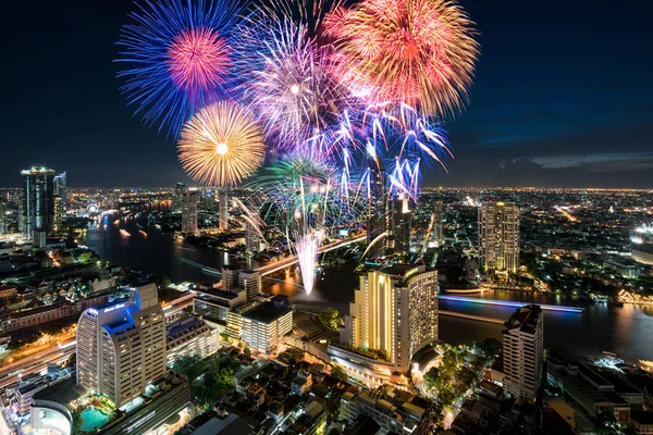 Schönes Feuerwerk zur Feier des neuen Jahres entlang des Flusses chao phraya — Stockfoto