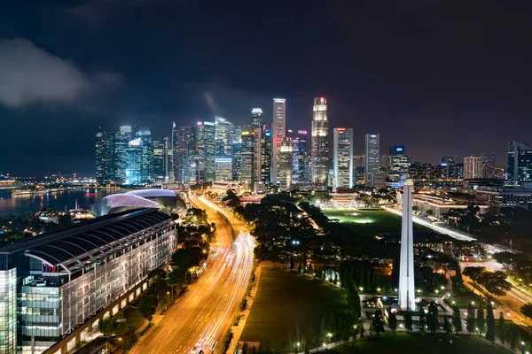 Panorama van Singapore zakendistrict skyline en wolkenkrabber w — Stockfoto