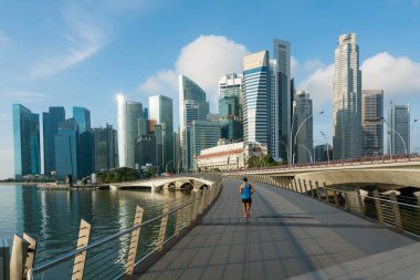 Singapur 'da sabah koşan insanlar iş bölgesinde ufuk çizgisi