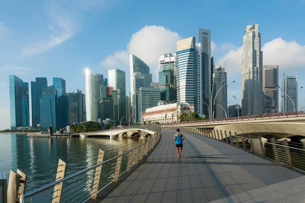 Singapur 'da sabah koşan insanlar iş bölgesinde ufuk çizgisi — Stok fotoğraf