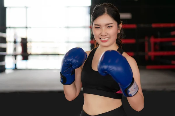 Boksör kadın. Genç Asyalı boks sporcusu, gülümseyen mutlu kadın. — Stok fotoğraf