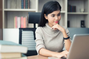 Asyalı genç akıllı kadın yöneticisi onun iş w yaparken rahat ile