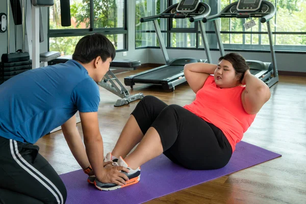 Два азиатских тренера мужчина и женщина с избыточным весом упражнения сидеть тог — стоковое фото