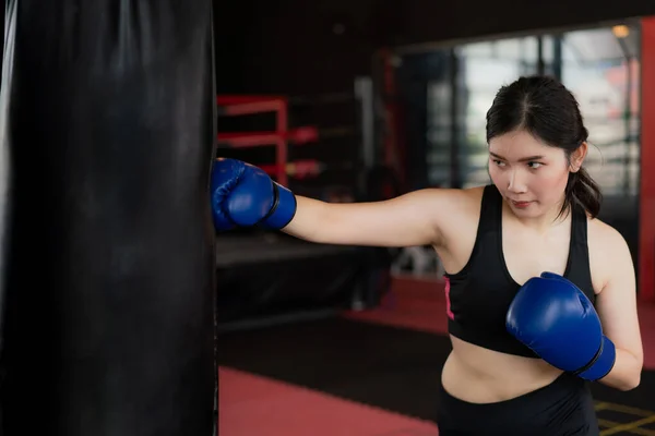 Asyalı kendine güvenen genç boksör kadın portresi. — Stok fotoğraf
